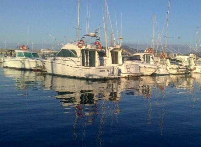 Embarcaciones esperando en el puerto